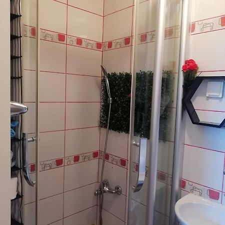 Small Low Cost Studio Белград Екстериор снимка