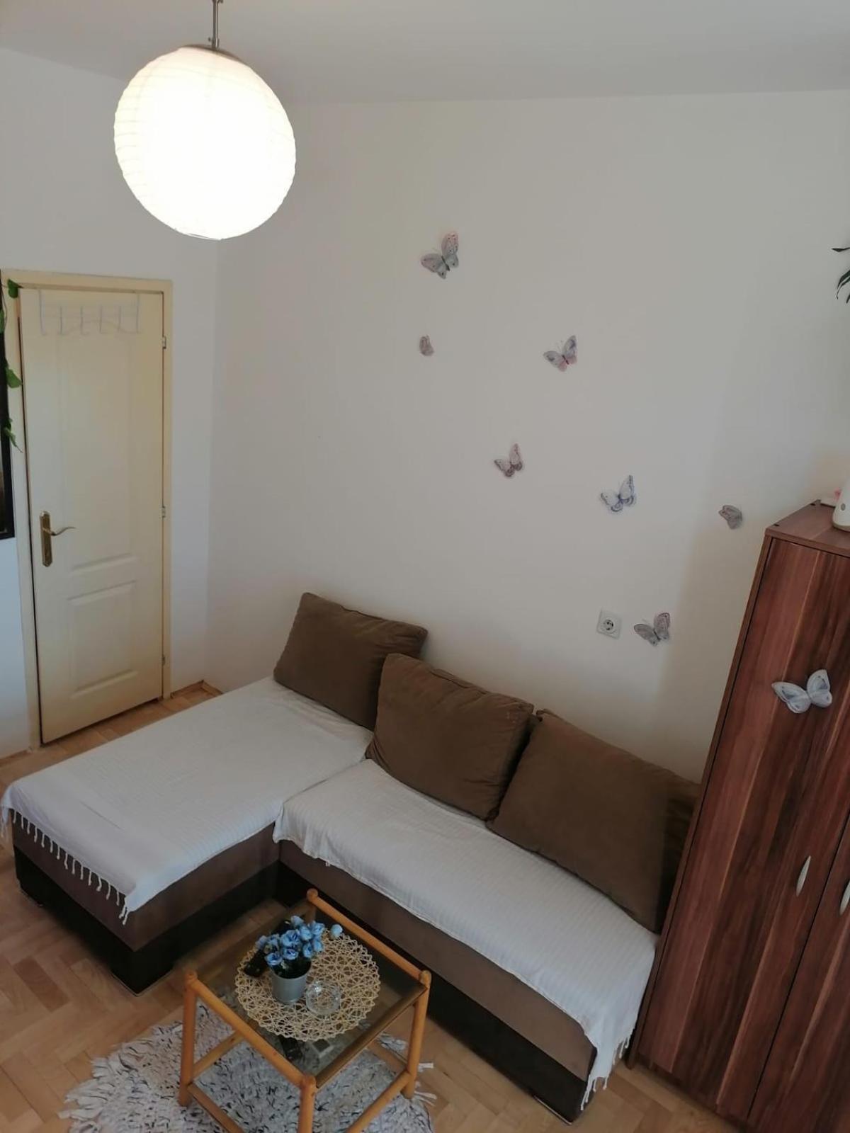 Small Low Cost Studio Белград Екстериор снимка