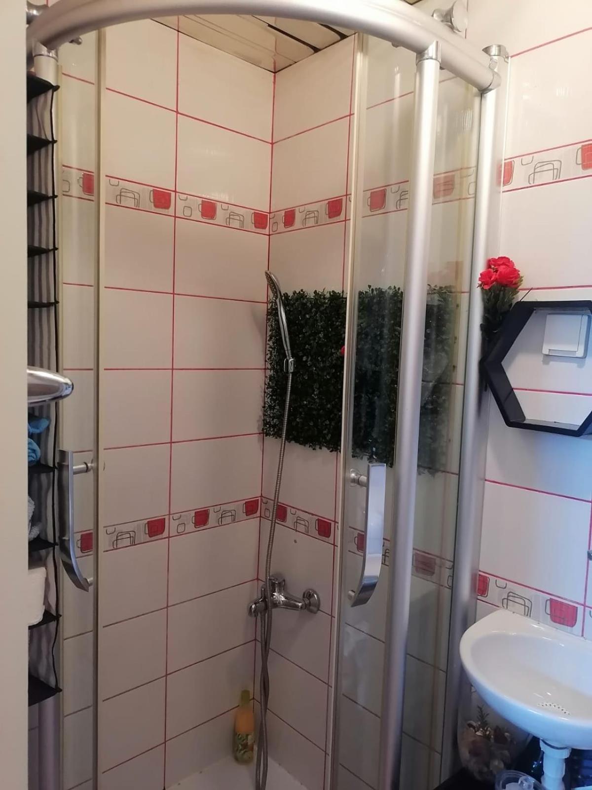 Small Low Cost Studio Белград Екстериор снимка