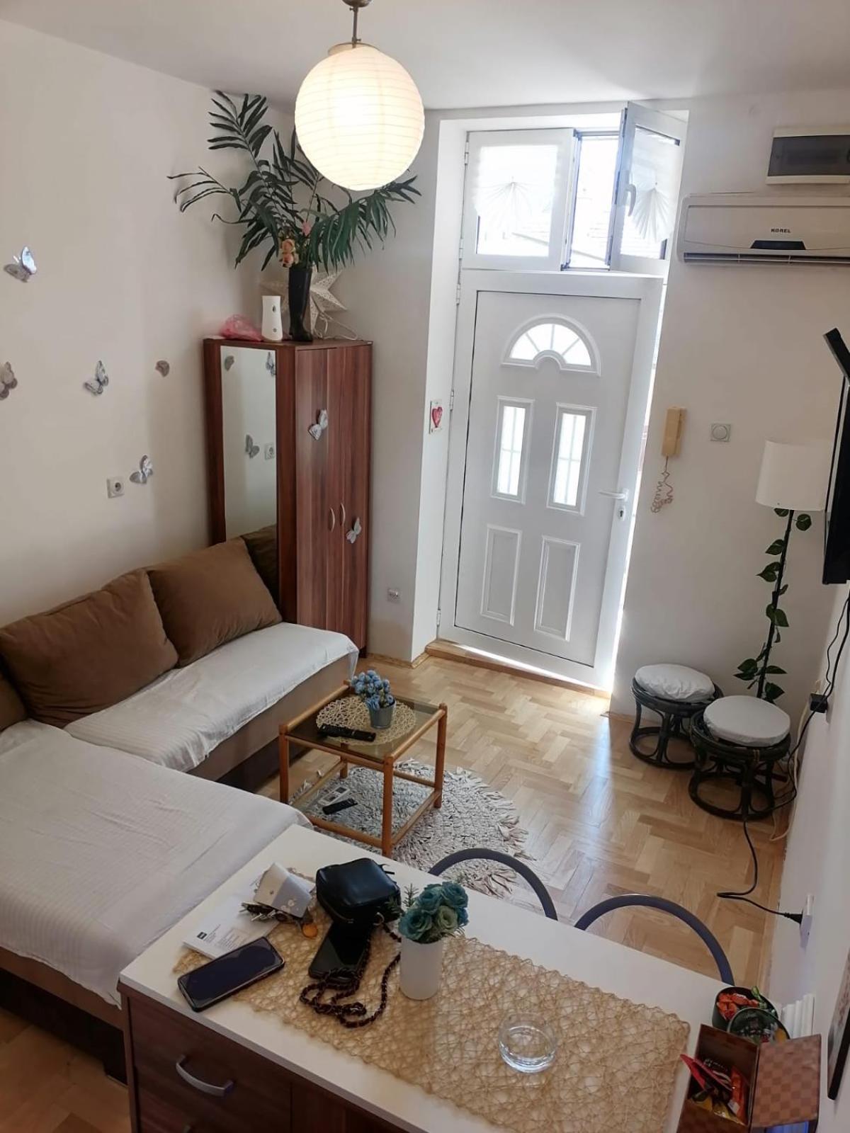 Small Low Cost Studio Белград Екстериор снимка